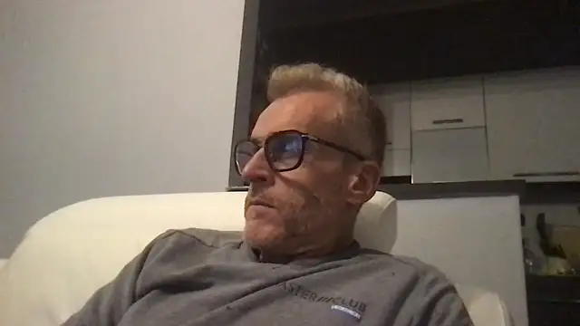 Snapshot of Axl_hot chatting on November 17, 9:09 pm Axl hot online show from November 17, 9:09 pm