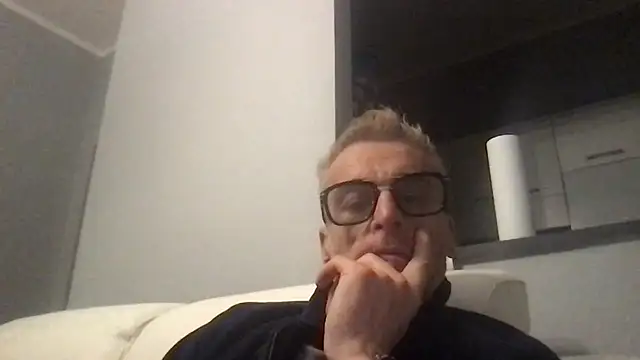 Snapshot of Axl_hot chatting on November 22, 7:57 pm Axl hot online show from November 22, 7:57 pm