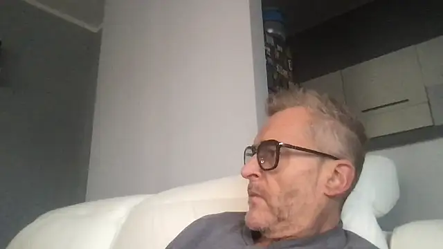 Snapshot of Axl_hot chatting on November 23, 12:05 pm Axl hot online show from November 23, 12:05 pm