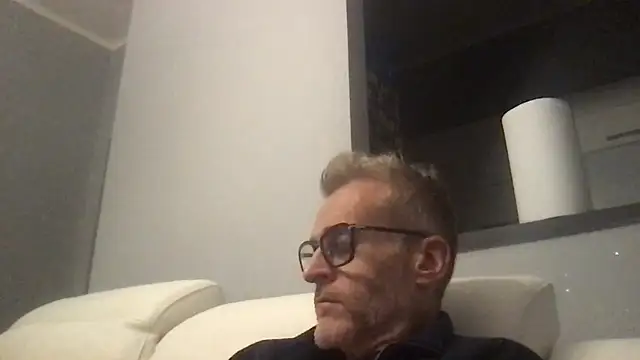 Snapshot of Axl_hot chatting on November 28, 8:33 pm Axl hot online show from November 28, 8:33 pm