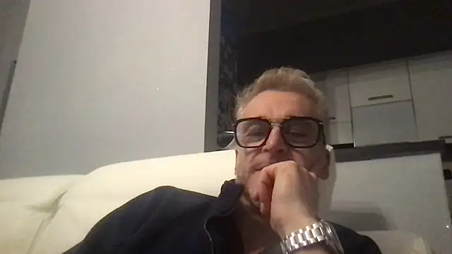 Snapshot of Axl_hot chatting on December 4, 8:17 pm Axl hot online show from December 4, 8:17 pm