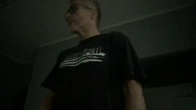 Snapshot of Axl_hot chatting on December 22, 9:28 am Axl hot online show from December 22, 9:28 am