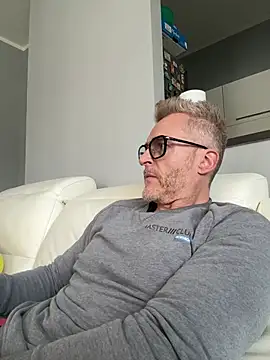 Axl hot online show from March 4, 1:06 pm