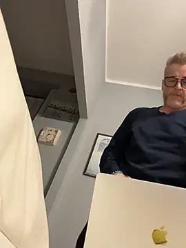 Axl hot online show from March 29, 1:38 am