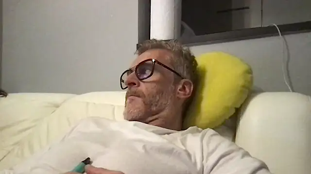 Axl hot online show from April 14, 8:48 pm