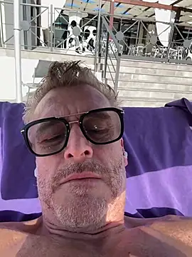 Axl hot online show from May 26, 3:52 pm