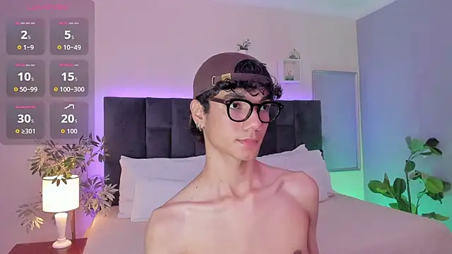 Snapshot of Phillicious__ chatting on December 19, 11:23 pm Phillicious online show from December 19, 11:23 pm