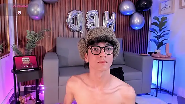 Snapshot of Phillicious__ chatting on February 24, 9:46 pm Phillicious online show from February 24, 9:46 pm