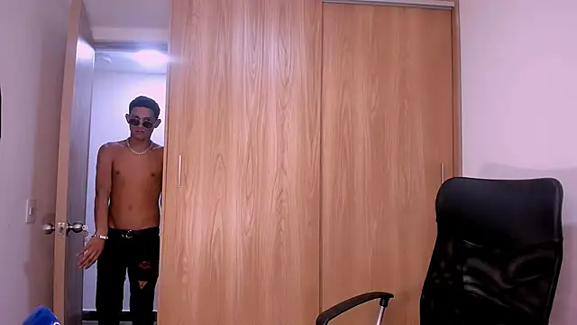 Snapshot of Toy_boy777 chatting on February 12, 9:15 am Toy boy777 online show from February 12, 9:15 am