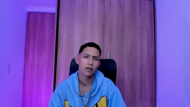 Snapshot of Toy_boy777 chatting on February 16, 10:28 pm Toy boy777 online show from February 16, 10:28 pm