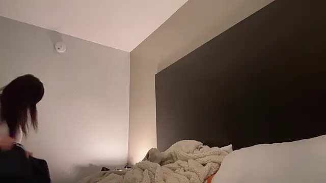 ValentinaPlays online show from April 15, 2:35 pm