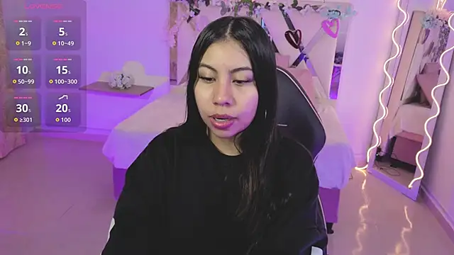 ZURY TAY online show from October 18, 11:55 am