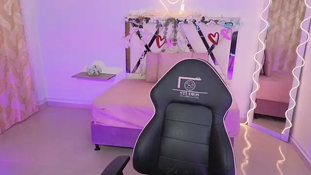 ZURY TAY online show from November 6, 11:44 am