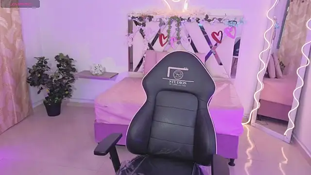 ZURY TAY online show from November 14, 11:31 am