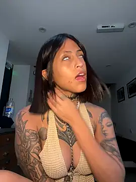 Snapshot of rih4nnna chatting on December 18, 5:13 am rih4nnna online show from December 18, 5:13 am