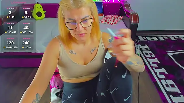 Snapshot of MiaKiittyy chatting on November 29, 1:08 am MiaKiittyy online show from November 29, 1:08 am