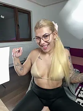 Snapshot of MiaKiittyy chatting on November 30, 1:42 am MiaKiittyy online show from November 30, 1:42 am