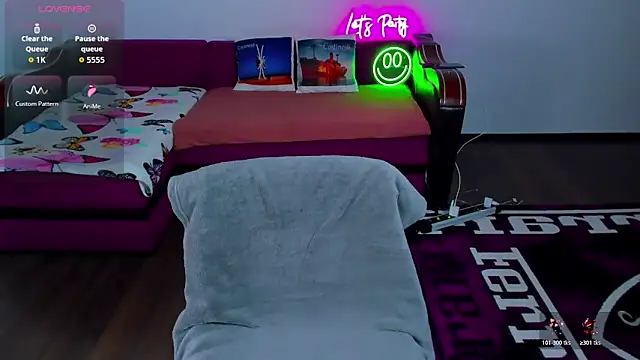 Snapshot of MiaKiittyy chatting on December 1, 1:32 am MiaKiittyy online show from December 1, 1:32 am