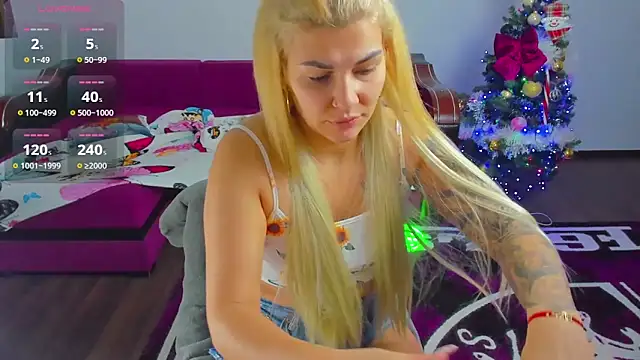 Snapshot of MiaKiittyy chatting on December 4, 1:48 am MiaKiittyy online show from December 4, 1:48 am