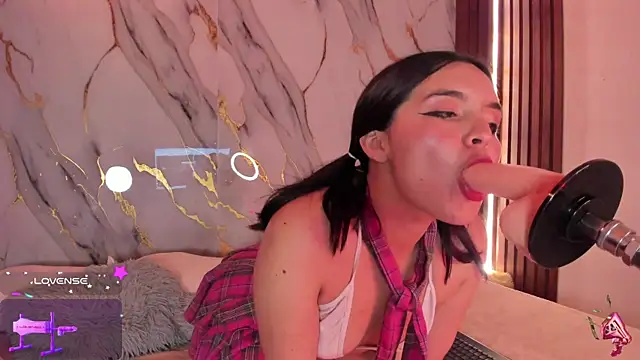 Snapshot of alicecute77 chatting on October 12, 2:32 am alicecute77 online show from October 12, 2:32 am