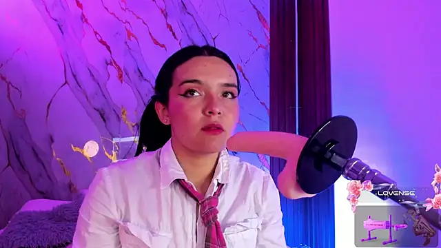 Snapshot of alicecute77 chatting on January 17, 2:27 am alicecute77 online show from January 17, 2:27 am