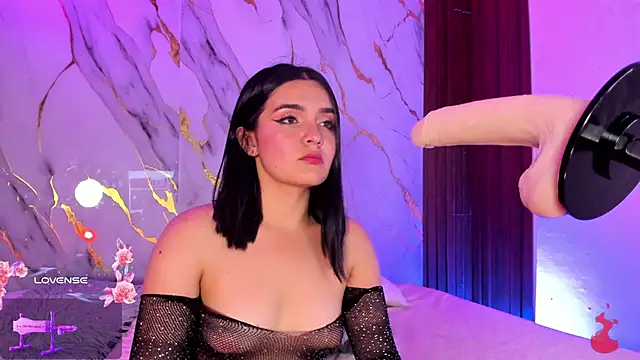 Snapshot of alicecute77 chatting on February 6, 2:27 am alicecute77 online show from February 6, 2:27 am