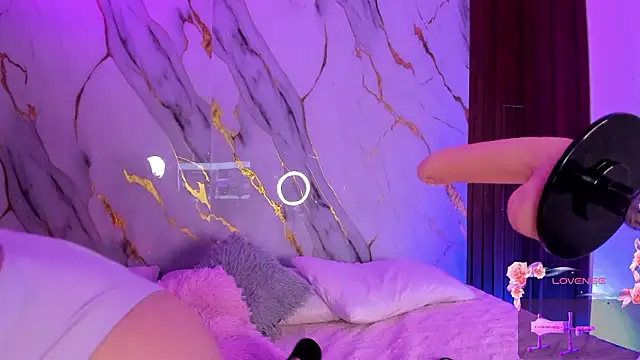 Snapshot of alicecute77 chatting on February 8, 2:26 am alicecute77 online show from February 8, 2:26 am