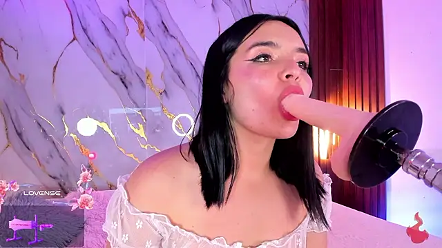 Snapshot of alicecute77 chatting on February 18, 12:39 am alicecute77 online show from February 18, 12:39 am