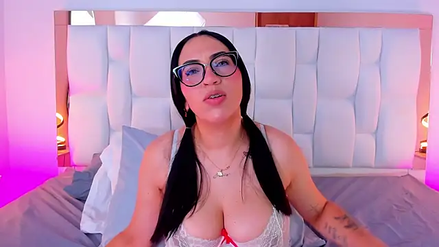 Snapshot of Camille_Juicy chatting on October 3, 12:46 pm Camille Juicy online show from October 3, 12:46 pm