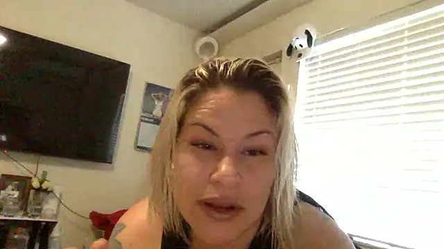 toomuchofafreak online show from February 27, 7:14 pm