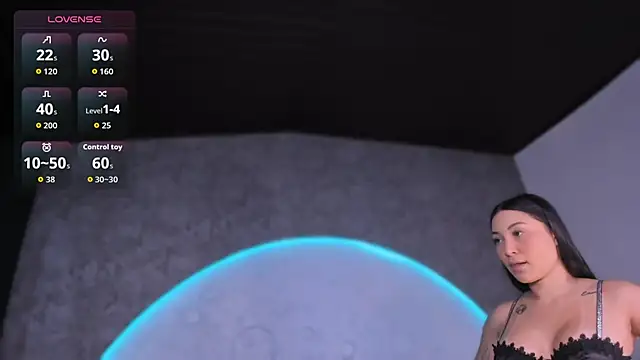 ReinaChloe online show from March 3, 4:13 pm