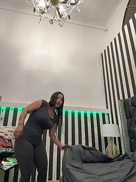 Snapshot of ReinaChloe chatting on June 10, 3:50 am ReinaChloe online show from June 10, 3:50 am