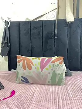 LonelyQueenxx25 online show from March 8, 8:23 pm