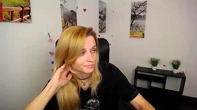 Snapshot of PeppyMia chatting on October 16, 10:38 am PeppyMia online show from October 16, 10:38 am
