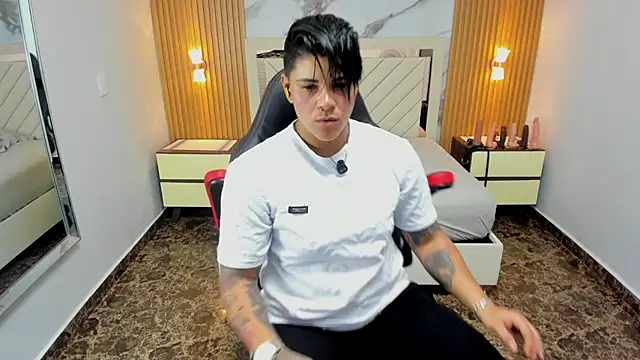 KAROLLJONES1 online show from April 16, 7:36 pm