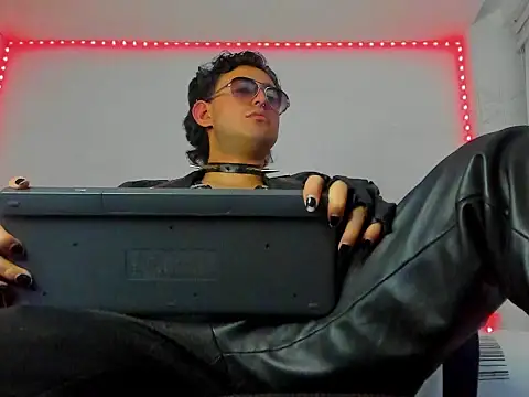Snapshot of Alexxx_savage chatting on September 21, 4:03 am Alexxx savage online show from September 21, 4:03 am