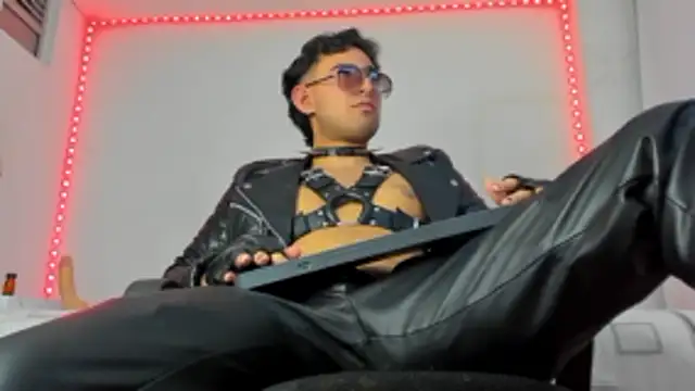 Snapshot of Alexxx_savage chatting on October 22, 3:07 am Alexxx savage online show from October 22, 3:07 am