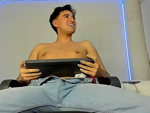 Snapshot of Alexxx_savage chatting on February 23, 2:31 am Alexxx savage online show from February 23, 2:31 am