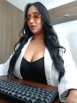 Snapshot of Esmeralda333 chatting on May 15, 4:25 pm Esmeralda333 online show from May 15, 4:25 pm