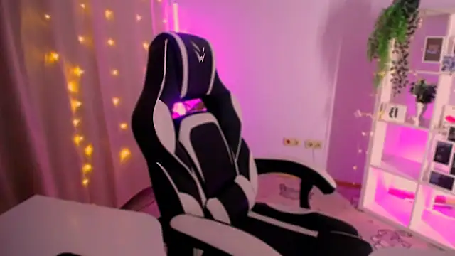 Snapshot of BagiraBella chatting on November 3, 1:19 am BagiraBella online show from November 3, 1:19 am