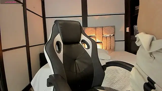 Snapshot of SamaraAnders_ chatting on February 5, 6:18 am SamaraAnders online show from February 5, 6:18 am