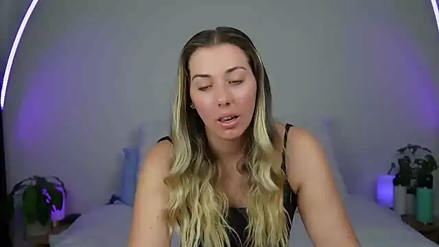 Snapshot of louiseberkeley chatting on October 4, 4:21 am louiseberkeley online show from October 4, 4:21 am