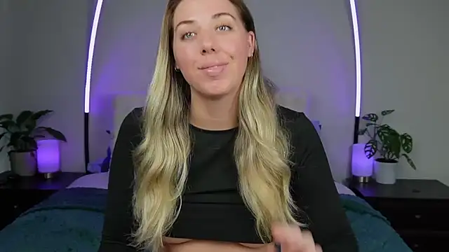 Snapshot of louiseberkeley chatting on October 6, 4:43 am louiseberkeley online show from October 6, 4:43 am