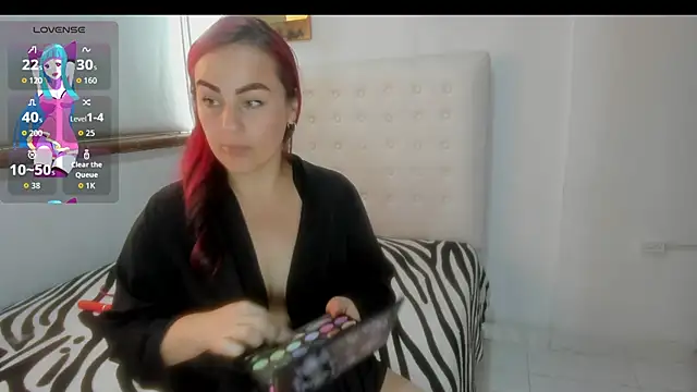 Snapshot of Roxannelorence_ chatting on October 28, 5:15 pm Roxannelorence  online show from October 28, 5:15 pm