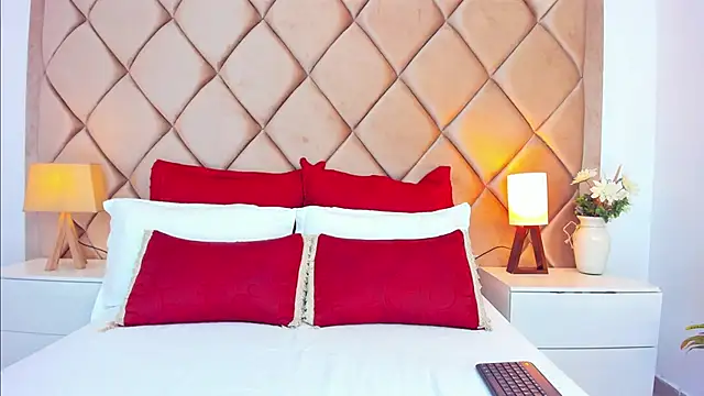 Snapshot of AngelinaDuvall chatting on December 15, 10:30 am AngelinaDuvall online show from December 15, 10:30 am