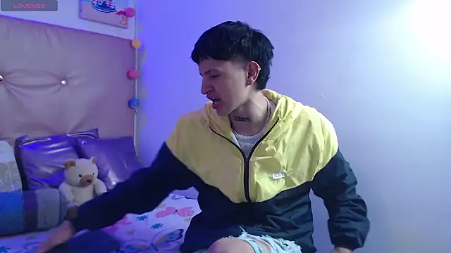 Snapshot of iam_lukas__ chatting on December 17, 3:18 pm iam lukas online show from December 17, 3:18 pm