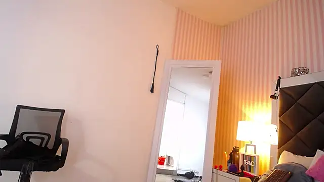 ViictoriaJones  online show from October 27, 1:15 pm