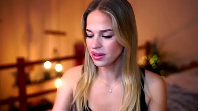 Snapshot of Emilyvanroessel chatting on October 30, 7:03 pm Emilyvanroessel online show from October 30, 7:03 pm