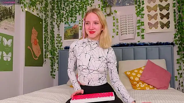 Snapshot of EmmaNovak chatting on January 16, 12:31 pm EmmaNovak online show from January 16, 12:31 pm