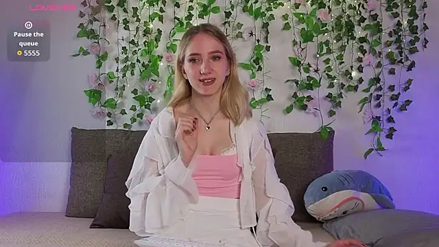 Snapshot of EmmaNovak chatting on March 28, 9:14 pm EmmaNovak online show from March 28, 9:14 pm